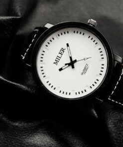 Черен мъжки часовник с бял циферблат