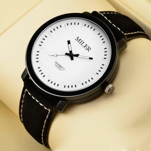 Черен мъжки часовник с бял циферблат