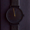 Черен мъжки часовник с жълта стрелка