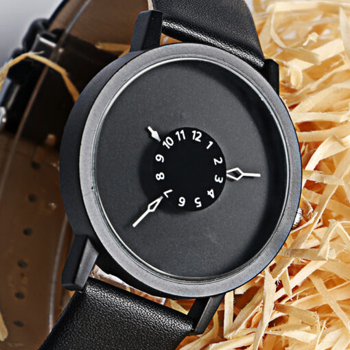 Нестандартен черен часовник с обърнати стрелки