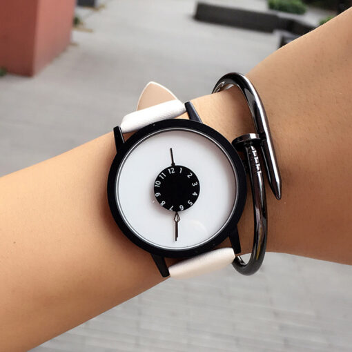 Нестандартен бял часовник с черен корпус