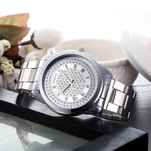 Сребрист дамски часовник с красив циферблат