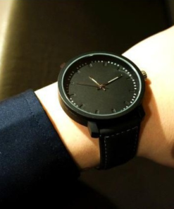 Изчистен и елегантен черен часовник