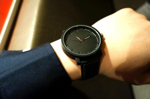 Изчистен и елегантен черен часовник